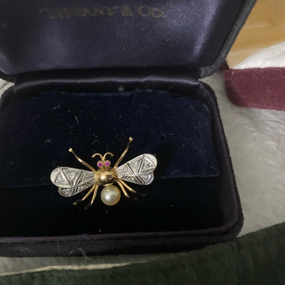 Art deco bee pin broach. Emerald eyes.10 diamonds on wings, pearl finish.